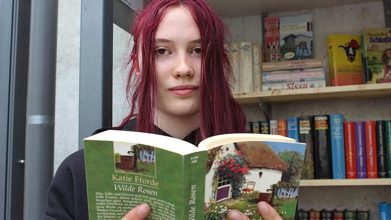 Alina Weigand aus Prappach hat schon immer viel gelesen. Die Bücherzelle sei ein Herzensprojekt, sagt sie.