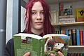 Alina Weigand aus Prappach hat schon immer viel gelesen. Die Bücherzelle sei ein Herzensprojekt, sagt sie.