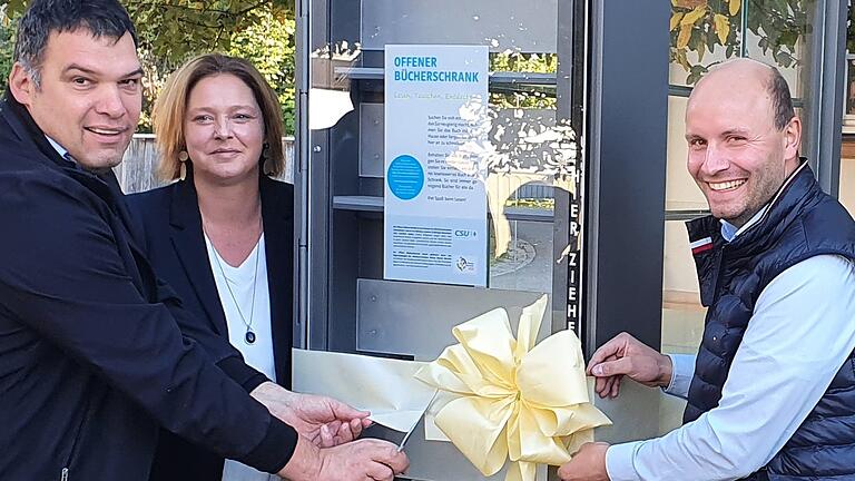 Der neue Offene Bücherschrank wurde eröffnet. Über das neue Projekt freuen sich (von links) Bürgermeister Thomas Hemmerich, Allianz-Sprecherin Simone Seufert und der CSU-Ortsvorsitzende Jan Hümmer.