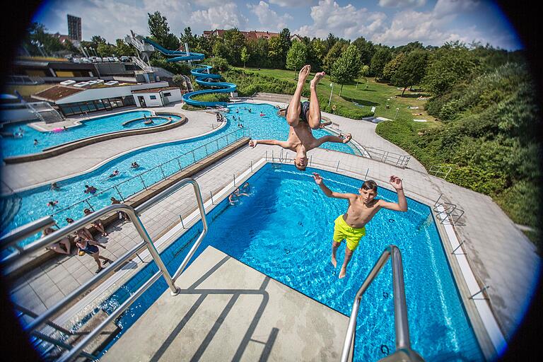 'Die Leute haben manchmal gesagt: Ihr spinnt!' Zu den verrückten Projekten, die Rudi Handwerker und Rudi Eck verwirklichten, gehört das Freizeit- und Erlebnisbad in Haßfurt. (Archivbild)