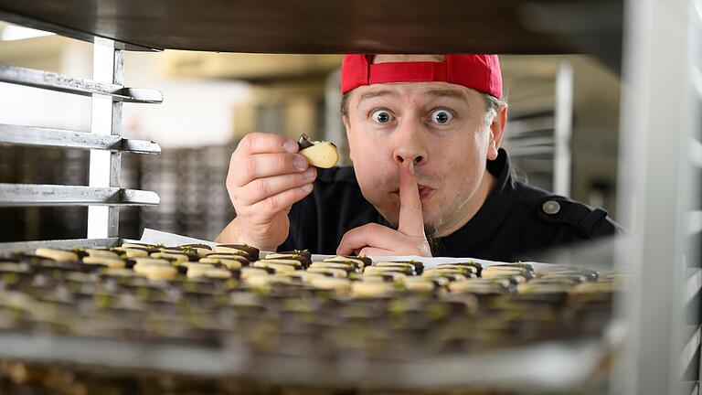 Bäckerweltmeister Axel Schmitt verriet uns in seiner Backstube in Frankenwinheim Tipps fürs Plätzchenbacken. Bäckerweltmeister Axel Schmitt verriet uns in seiner Backstube in Frankenwinheim Tipps fürs Plätzchenbacken.