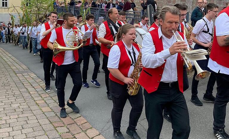 Vom Marktplatz geht es mit Musik und dem Eierlauf ruf 'ja da kommt der Has' weiter zum Festplatz, zum eigentlichen Wettkampf.
