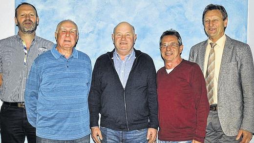 Abschied: Martin Schmitt (links), ab 1. Mai neuer Bürgermeister von Salz und der scheidende Gemeindechef Bernhard Müller (rechts), dankten den scheidenden Gemeinderäten Hartmut Koch (Zweiter von links), Walter Benkert (Mitte) und Reiner Chlebowy (Zweiter von rechts) für die gute Zusammenarbeit Es fehlt der scheidende Gemeinderat Martin Koch. Abschied: Martin Schmitt (links), ab 1. Mai neuer Bürgermeister von Salz und der scheidende Gemeindechef Bernhard Müller (rechts), dankten den scheidenden Gemeinderäten Hartmut Koch (Zweiter von links), Walter Benkert (Mitte) und Reiner Chlebowy (Zweiter von rechts) für die gute Zusammenarbeit Es fehlt der scheidende Gemeinderat Martin Koch.