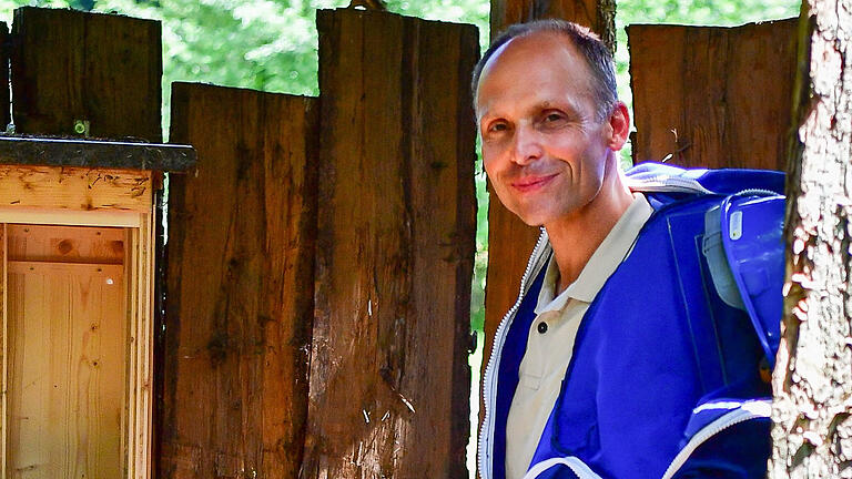Herr der Wespen und Hornissen - Das Wespennest wird zur Umsiedlung abgetrennt, und in einem Plastikeimer aufgefangen. Der Fachbetreuer für Umweltbildung Claus Schenk arbeitet als ehrenamtlicher Wespen- und Hornissenumsetzer. Herr der Wespen und Hornissen - Das Wespennest wird zur Umsiedlung abgetrennt, und in einem Plastikeimer aufgefangen. Der Fachbetreuer für Umweltbildung Claus Schenk arbeitet als ehrenamtlicher Wespen- und Hornissenumsetzer.