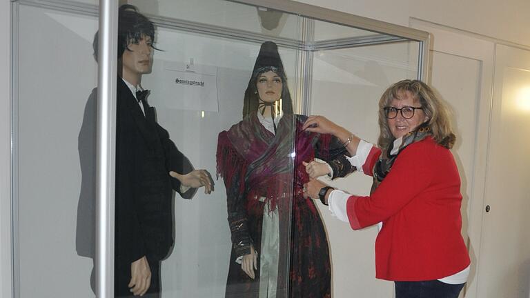 Die Bürgermeisterin Birgit Böger ist stolz auf&nbsp; die Vitrine mit den Trachten-Puppen.&nbsp; Eine weitere soll dazu kommen.