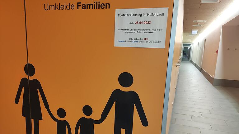 War an diesem letzten Badetag Diskussion in den Umkleiden des Drei-Flüsse-Bades: Die dreiwöchige Lücke zwischen Schließung der Schwimmhalle und Eröffnung des Freibades Saaleinsel in Gemünden.