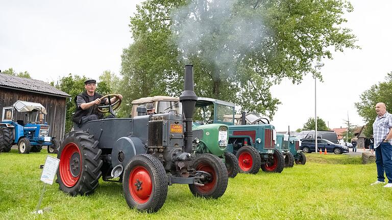 Hat das Auge vieler Festbesucherinnen und Besucher erfreut: Die Ausstellung alter Bulldogs im Rahmen der 975-Jahr-Feier in Ermershausen.&nbsp;