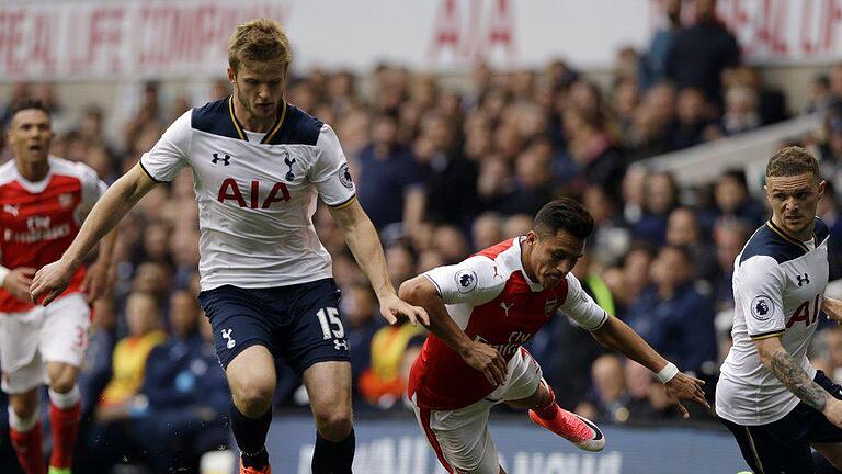 London-Derby - Arsenal-Star Alexis Sanchez (r) gerät im Zweikampf mit Eric Dier ins Straucheln. Foto: Alastair Grant London-Derby - Arsenal-Star Alexis Sanchez (r) gerät im Zweikampf mit Eric Dier ins Straucheln. Foto: Alastair Grant