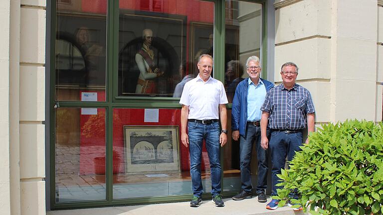 Eröffneten die kleine historische Ausstellung in zwei Schaufenstern (von links): Michael Tonn (Orthopädie-Technik-Meister des Sanitätshauses Traub), Rainer Klingert (Organisationsteam „800 Jahre Werneck“) und Manfred Schmitt (Leiter der Wirtschaftsabteilung der Krankenhausverwaltung Schloss Werneck).