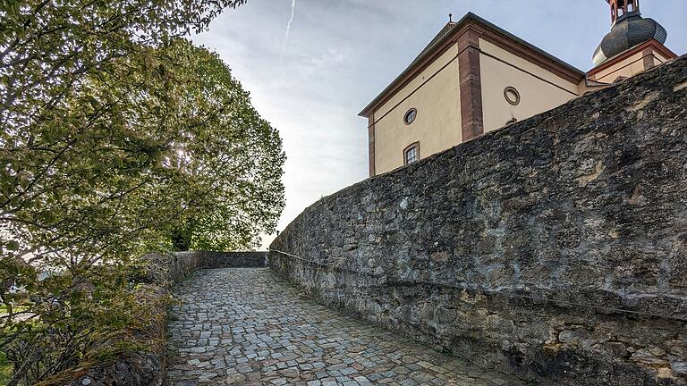 Bürgerwunsch wird erfüllt: Im Zuge der Baumaßnahme zur Herstellung des barrierefreien Zugangs zum Friedhof soll auch das schwer begehbare Kopfsteinpflaster durch ein glattes Pflaster ersetzt werden, damit auch Menschen mit Rollatoren den oberen Bereich des Friedhofs erreichen. Bürgerwunsch wird erfüllt: Im Zuge der Baumaßnahme zur Herstellung des barrierefreien Zugangs zum Friedhof soll auch das schwer begehbare Kopfsteinpflaster durch ein glattes Pflaster ersetzt werden, damit auch Menschen mit Rollatoren den oberen Bereich des Friedhofs erreichen.
