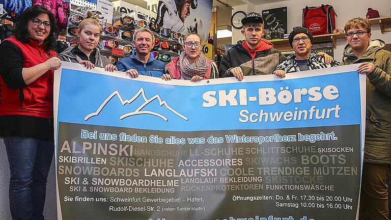 Ski-Börse spendet für Jugendhilfe       -  (woh)   Das Team der Ski-Börse Schweinfurt hat auch in diesem Jahr für die Kinder der Jugend- und Behindertenhilfe Oberlauringen Skiausrüstung gespendet, heißt es in einer Pressemitteilung. Gespendet wurden neben gebrauchten Artikeln (Snowboards oder Skischuhe und Ski) auch Neuwaren (Skibekleidung, Ski-Helme oder Zubehör). Schon seit etlichen Jahren unterstützt die Ski-Börse auf diese Weise die Einrichtung in Oberlauringen. Damit kann die JuBe auch in diesem Winter eine Skifreizeit in der Rhön für ihre Kinder anbieten. Über die sportliche Hilfe freuen sich Andreas Greschek (Erzieher) und die &bdquo;Pistenprofis&ldquo;. Gespendet wurden Artikel im Wert von 800 Euro. Im Bild, von links: Sabine Glaser (Team Skibörse), Miriam, Peter Glaser (Team Skibörse), Winona, Christian, Andreas Greschek (Erzieher JuBe Oberlauringen), Patrick.