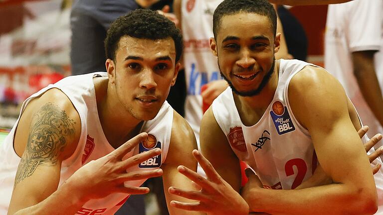 Tyson Ward (links, mit Cameron Hunt) zeigt es an: Acht Siege haben die Baskets nach dem erquälten 74:73 in Gießen nun auf dem Konto. Ein, zwei braucht es noch, um die Saison abhaken zu können.