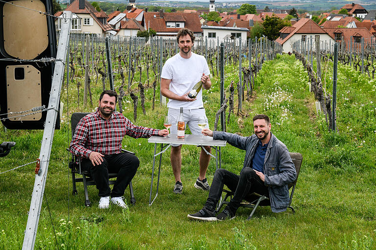 Wildcampen legal gemacht: Winzer André Meyer (Mitte) stellt eine Fläche in der Weinlage Rödelseer Küchenmeister zur Verfügung, die Christopher Feuerlein (links) und Simon Illner von AlpacaCamping testen.