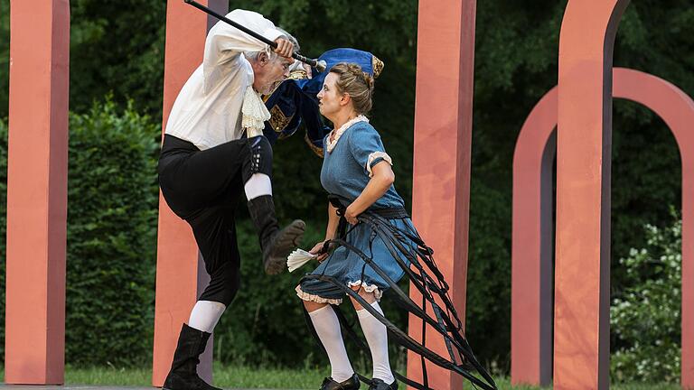 Das Potsdamer Theater Poetenpack gastiert im historischen Innenhof des Klosters Wechterswinkel.