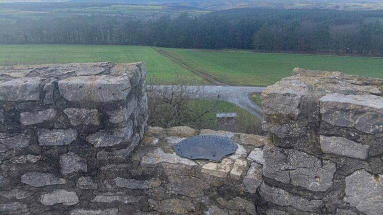 mun-tm-Schlegelwarte - Blick über die Zinnen der Schlegelwarte in die Rhön. Vor 50 Jahren wurde das beliebte Ausflugsziel für Besucher begehbar gemacht. mun-tm-Schlegelwarte - Blick über die Zinnen der Schlegelwarte in die Rhön. Vor 50 Jahren wurde das beliebte Ausflugsziel für Besucher begehbar gemacht.