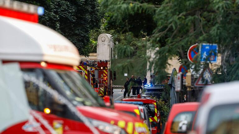 Auto fährt in Café-Terrasse in Paris       -  Rettungskräfte kümmern sich nach dem Unfall um die Verletzten, viele Zeugen stehen unter Schock.