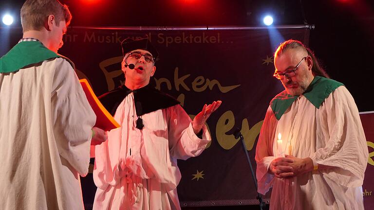 'Pfarrer' Roland 'Trio' Appel (zweiter von links) half mit tröstenden Worten den Faschingsbegeisterten, das Ende der närrischen Zeit zu begehen. 'Pfarrer' Roland 'Trio' Appel (zweiter von links) half mit tröstenden Worten den Faschingsbegeisterten, das Ende der närrischen Zeit zu begehen.