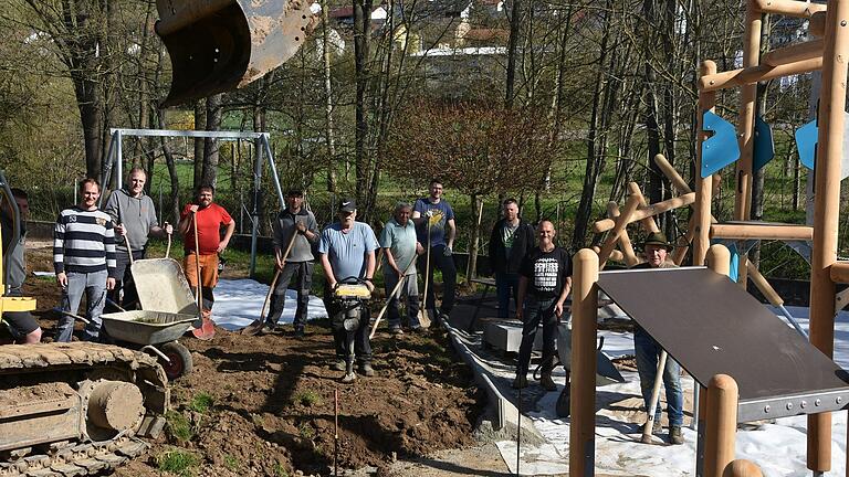 Ein 'Gemeinschaftsprojekt' nennt Bieberehrens Bürgermeister Engelbert Zobel die Entstehung des neuen Kinderspielplatzes an der Ringstraße West dank über 20 freiwilligen Helfern. Ein 'Gemeinschaftsprojekt' nennt Bieberehrens Bürgermeister Engelbert Zobel die Entstehung des neuen Kinderspielplatzes an der Ringstraße West dank über 20 freiwilligen Helfern.