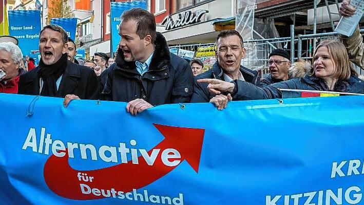 Christian Klingen (AfD Unterfranken; Zweiter von links) mit Björn Höcke (AfD-Chef Thüringen), Martin Sichert (AfD Nürnberg) und Petr Bystron (AfD-Chef Bayern; ganz rechts) bei der AfD-Demo in Schweinfurt.