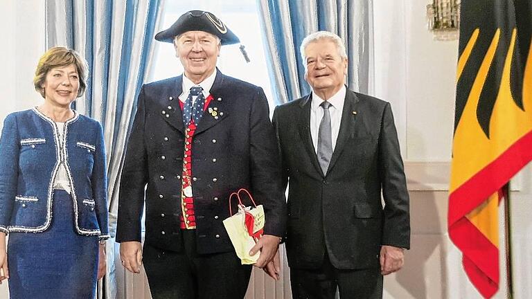 In Tracht besuchte Grafenrheinfelds Altbürgermeister Robert Gießübel den letzten Neujahrsempfang des scheidenden Bundespräsidenten Joachim Gauck und seiner Lebensgefährtin Daniela Schadt.