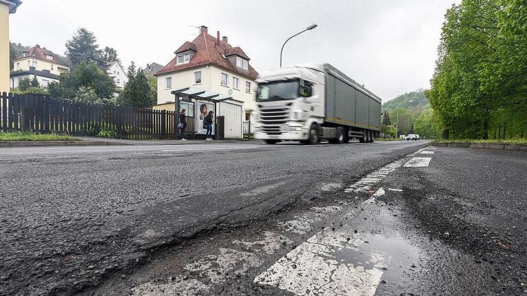 Die Leistenstraße, hier in Höhe des Schöllhammerweges, muss saniert werden. Die Schäden sind unübersehbar.
