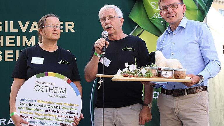 Auf der Bühne am Odeonsplatz gab es ein Rahmenprogramm, das zeitweise auch Hammelburgs Bürgermeister Armin Warmuth (rechts) moderierte. Hier ist er im Gespräch mit den beiden Ostheimern Susanne Orf, die dort für den Tourismus verantwortlich ist, und Metzgermeister Friedhelm Ortlepp