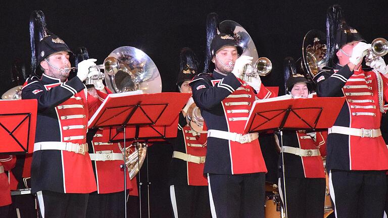 In einem mitreißenden Konzert in Zellingen begeisterte der Moderne Spielmanns- und Fanfarenzug Retzbach sein Publikum. Die Musiker und Musikerinnen, wie die Trompeter im Bild, in ihrer rot-schwarzen Uniform und einem englischen Polizistenhut nachempfundenen Paradehelm mit schwarzem Schweif gaben zudem ein optisch beeindruckendes Bild ab.