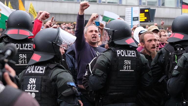 In Chemnitz kam es Ende August zu rechtsextremen Demonstrationen und gewalttätigen Ausschreitungen. Immer wieder werden in solchen Situationen auch Journalisten angegriffen.