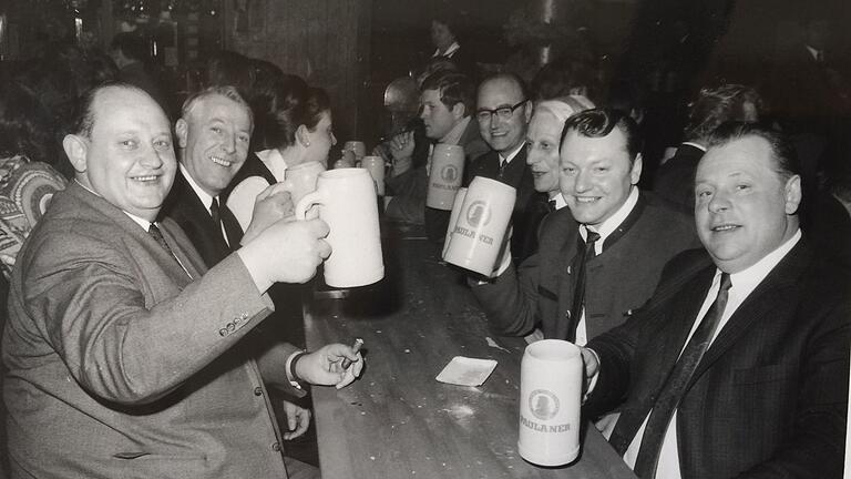 Die Granden der Mellrichstädter Politik auf einem Bild vereint: Karl Groenen hat zu seinem 80. Wiegenfest in alten Alben gekramt und dieses Bild entdeckt. Oskar Herbig und Simon Köstner (von links) sowie (von rechts) Oskar Hahn, Karl Groenen, Alfons Halbig und Adolf Hohner warben zu Beginn der 1980er-Jahre in Ministerien in München um Unterstützung für den ländlichen Raum.&nbsp;