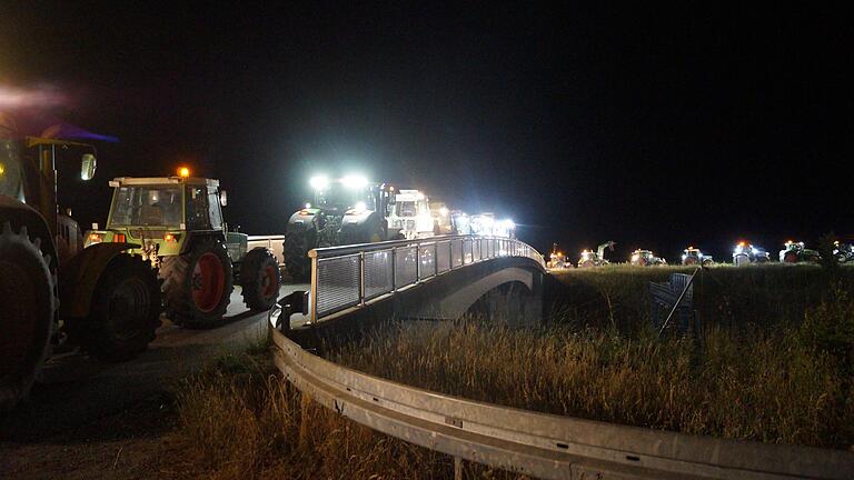 Landwirte der Vereinigung 'Landwirtschaft verbindet Bayern' demonstrieren an der A3 im Lkr. Kitzingen.