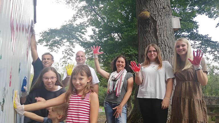 Hannah, Luis und Emilia machen es vor, wie man seinen Händeabdruck auf dem Bauwagen verewigen kann. Arno Reuscher, Michaek Kastl, Christine Schikora, Lara Reuß und Martina Rauh (hinten von links) machen ihnen es dann nach. Fotro: Heike Beudert       -  Hannah, Luis und Emilia machen es vor, wie man seinen Händeabdruck auf dem Bauwagen verewigen kann. Arno Reuscher, Michaek Kastl, Christine Schikora, Lara Reuß und Martina Rauh (hinten von links) machen ihnen es dann nach. Fotro: Heike Beudert