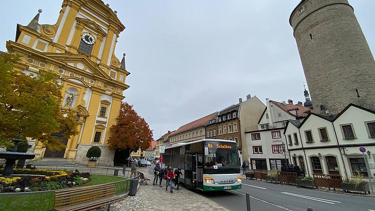 So sieht es im Moment noch vor der Stadtkirche aus. Der Brunnen links im Bild könnte weiter nach vorne und damit stärker in den Fokus rücken.