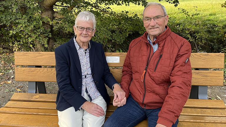 Ursula und Richard Wohlfart auf der von ihnen gespendeten Ruhebank am Heigelsbach.