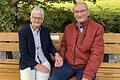 Ursula und Richard Wohlfart auf der von ihnen gespendeten Ruhebank am Heigelsbach.