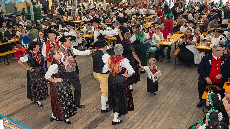 Der Tanzboden vor Bühne im Festzelt wurde beim Gautrachtenfest in Schweinfurt gut genutzt. Der Tanzboden vor Bühne im Festzelt wurde beim Gautrachtenfest in Schweinfurt gut genutzt.