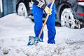 Bei Schnee und Glätte müssen die Gehwege von 7 bis 20 Uhr geräumt und/oder gestreut werden. (Symbolfoto)