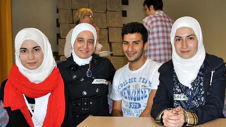 Neu im Grabfeld: Familie Alachi aus Syrien – Mutter Souzan (Zweite von links) mit den Zwillingstöchtern Marwa und Safa sowie Neffe Mohammad – hoffen auf eine bessere Zukunft hierzulande.FOTO: Regina Vossenkaul Neu im Grabfeld: Familie Alachi aus Syrien – Mutter Souzan (Zweite von links) mit den Zwillingstöchtern Marwa und Safa sowie Neffe Mohammad – hoffen auf eine bessere Zukunft hierzulande.FOTO: Regina Vossenkaul