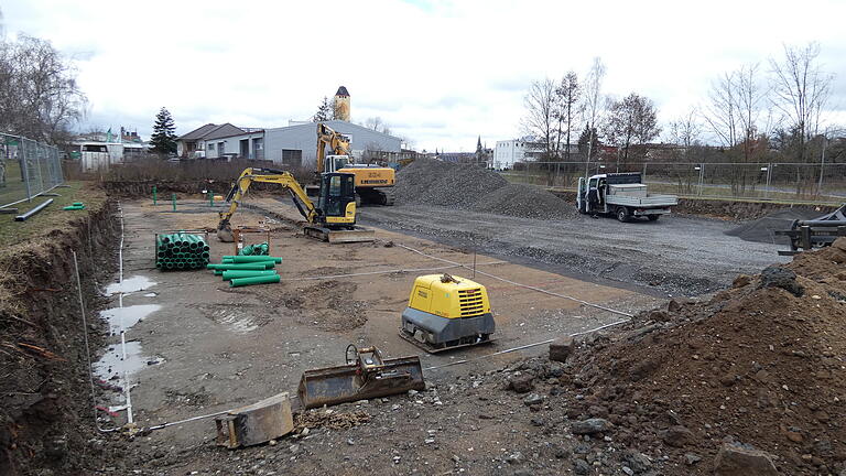 Endlich geht es los: Am Freitag wurde die Baustelle für die neue Einfachsporthalle am Eichelsee offiziell eröffnet. Endlich geht es los: Am Freitag wurde die Baustelle für die neue Einfachsporthalle am Eichelsee offiziell eröffnet.