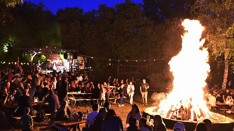 Ein Lagerfeuer in der Mitte des FTivoli-estplatzes sorgt für eine besondere Atmosphäre.