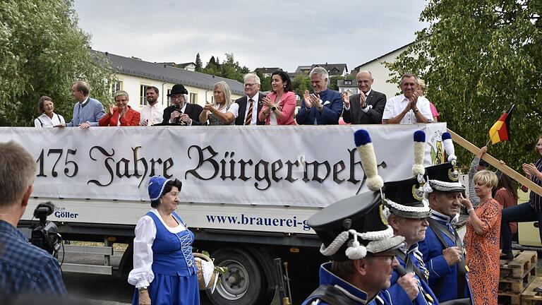 Die Ehrengäste beobachteten von einer Extratribüne aus den Jubiläumszug zum 175-jährigen Jubiläum der Bürgerwehr. Die Ehrengäste beobachteten von einer Extratribüne aus den Jubiläumszug zum 175-jährigen Jubiläum der Bürgerwehr.
