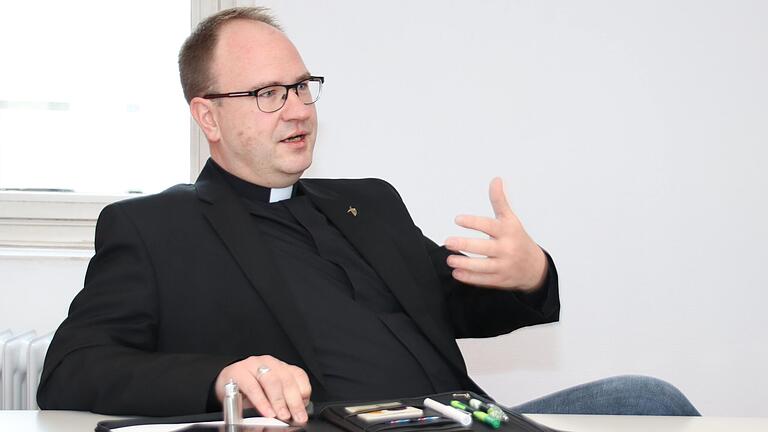 Pfarrer Andreas Hartung ist ab Februar Teampfarrer im Pastoralen Raum St. Benedikt und wird in Volkach wohnen. Das Bild zeigt ihn beim Interview in der Redaktion Kitzingen.