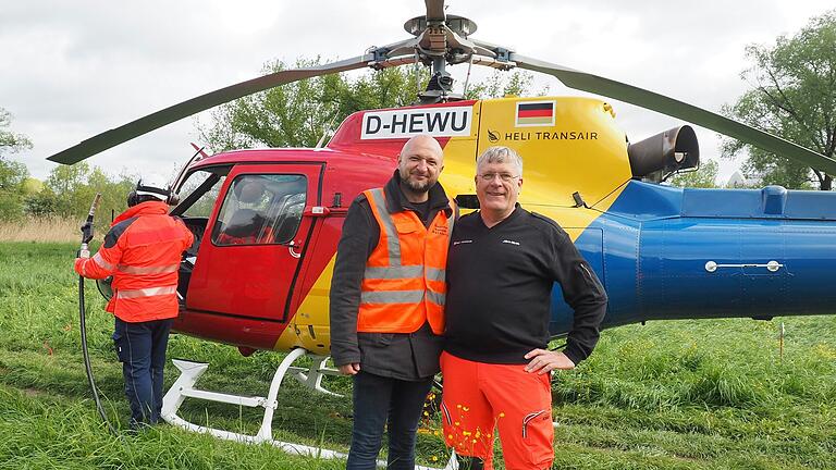 Alexander Müller vom Staatlichen Bauamt (von links) mit Hubschrauberpilot Jörn Muth. Alexander Müller vom Staatlichen Bauamt (von links) mit Hubschrauberpilot Jörn Muth.