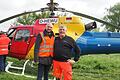 Alexander Müller vom Staatlichen Bauamt (von links) mit Hubschrauberpilot Jörn Muth.