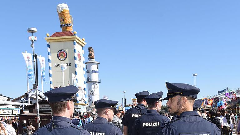 Oktoberfest       -  Hunderte Polizeibeamte sichern das Volksfest. (Archivbild)