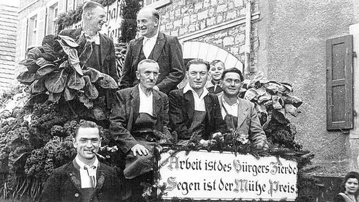 Fränkisches Oktoberfest in Würzburg: Die Albertshöfer Gärtner sind über ihren Ort hinaus aktiv. Dieses Bild aus dem Jahr 1949 zeigt eine Gärtnergruppe auf ihrem Festwagen.