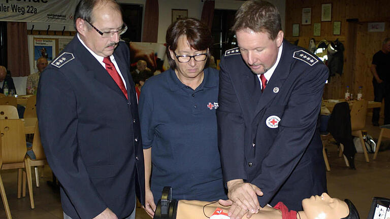 Robert Weber, Jutta Göbel und Thomas Menz (von links) demonstrieren wie ein Elektroschock-Defibrillator einzusetzen ist. Foto: Winfried Ehlling       -  Robert Weber, Jutta Göbel und Thomas Menz (von links) demonstrieren wie ein Elektroschock-Defibrillator einzusetzen ist. Foto: Winfried Ehlling