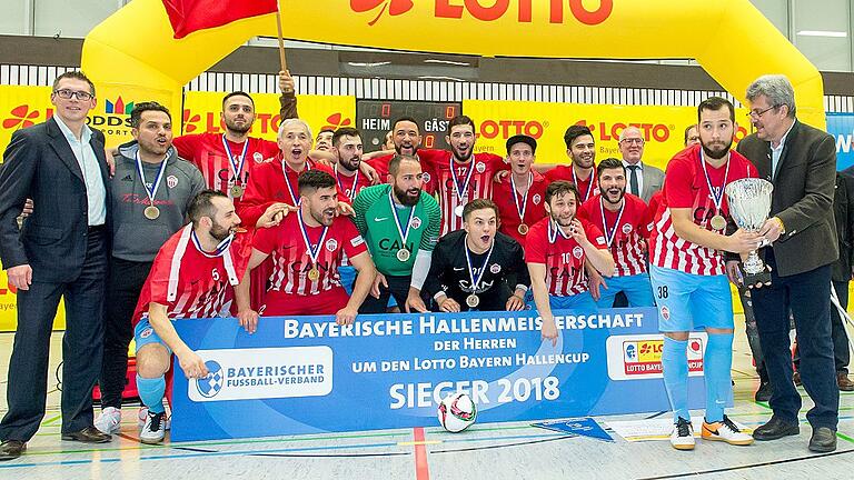 Aus den Händen von Josef Janker (rechts), dem Vorsitzenden des Verbands-Spielausschusses, erhält Türkspor-Nürnberg-Kapitän Berkan Caglar den Siegerpokal. Aus den Händen von Josef Janker (rechts), dem Vorsitzenden des Verbands-Spielausschusses, erhält Türkspor-Nürnberg-Kapitän Berkan Caglar den Siegerpokal.