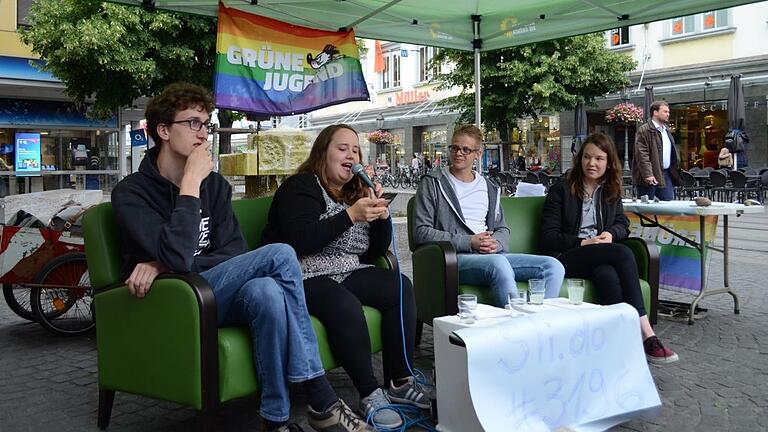 Sebastian Hansen (Kandidat für den Kreistag), Ricarda Lang (Moderatorin, Bundessprecherin der Grünen Jugend), Konstantin Mack (Kandidat für den Stadtrat) und Magdalena Laier (Kandidatin für den Stadtrat) bei 'Lass mal quatschen' in der Innenstadt.