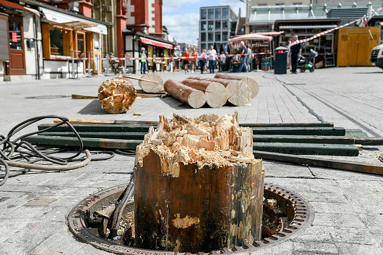 Der Maibaum auf dem Würzburger Marktplatz wurde von einer Sturmböe umgerissen.