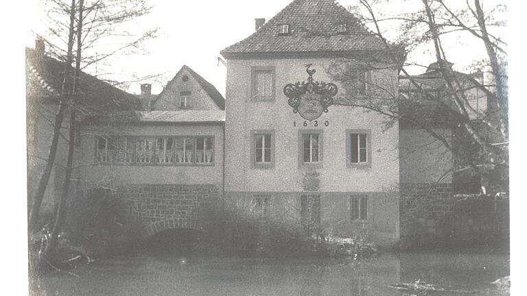 Aufnahme vom Hauptgebäude der ehemaligen Spiegelmanufaktur in Lohr, das 1732 nach einem Hochwasser neu errichtet werden musste. Das Wappen von 1630 ist ein altes Familienwappen der Rexroths, das nichts mit der Spiegelmanufaktur zu tun hat. Aufnahme vom Hauptgebäude der ehemaligen Spiegelmanufaktur in Lohr, das 1732 nach einem Hochwasser neu errichtet werden musste. Das Wappen von 1630 ist ein altes Familienwappen der Rexroths, das nichts mit der Spiegelmanufaktur zu tun hat.